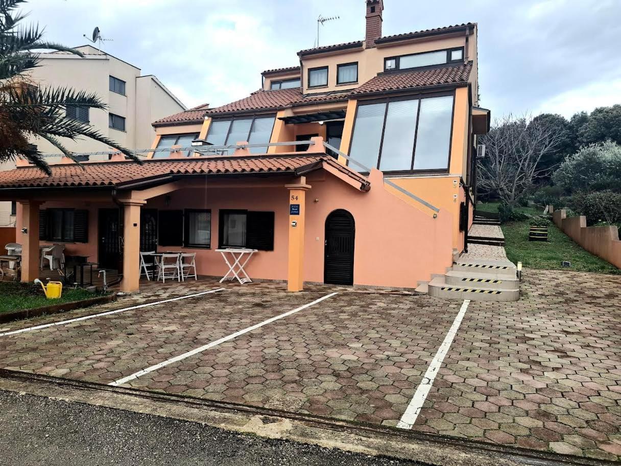 Apartmani Delas Pjescana Uvala Zewnętrze zdjęcie